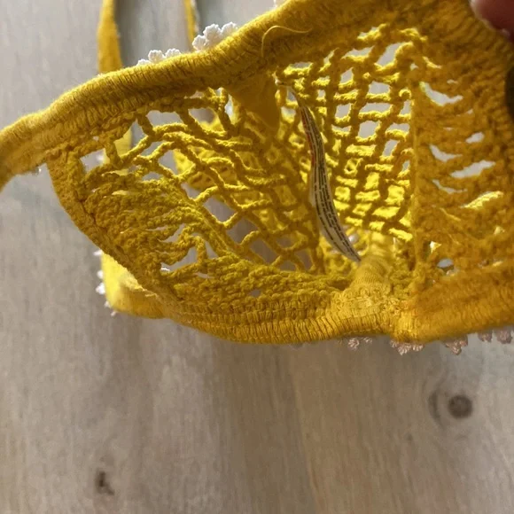 Free People Daisy Chain Crochet Net Phone Bag NWOT - Picture 3 of 3